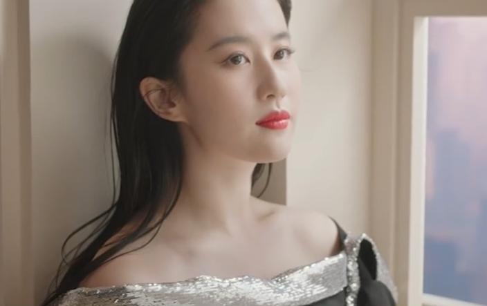 刘亦菲美容院被偶遇 皮肤白皙紧致