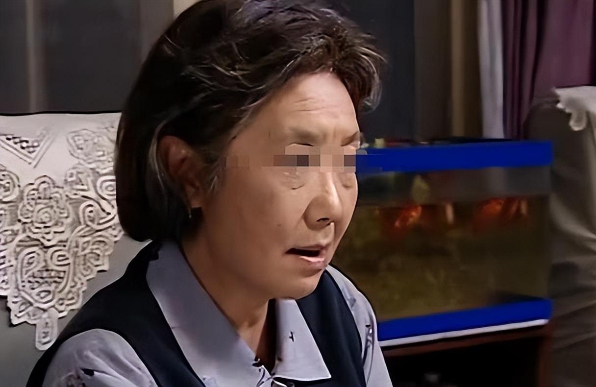 病重老人被要求亲自取钱在银行去世