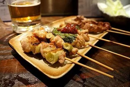 烧烤店被曝从泔水桶内捞肉串