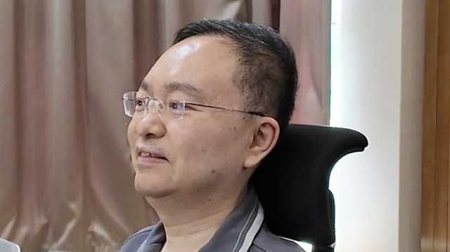 蔡磊用眼控仪和儿子交流围棋