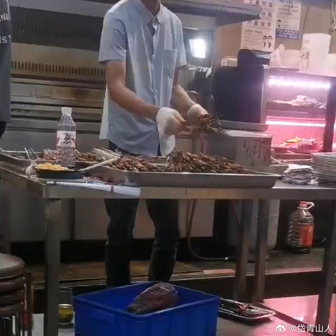 烧烤店将泔水桶内肉串捞出再烤