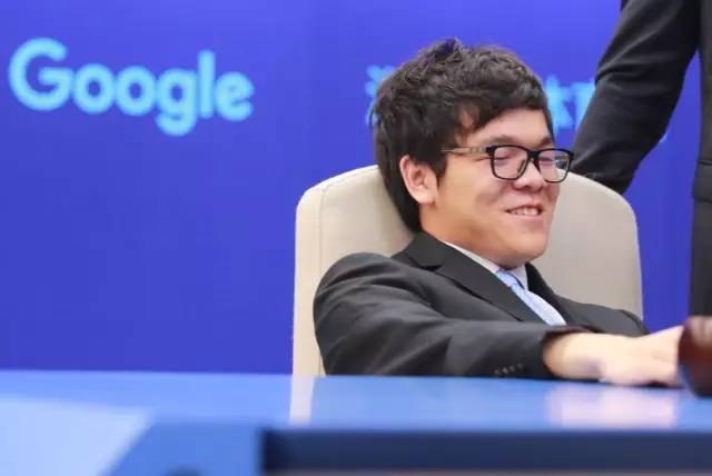 蔡磊用眼控仪和儿子交流围棋水平，科技让亲情无界限！
