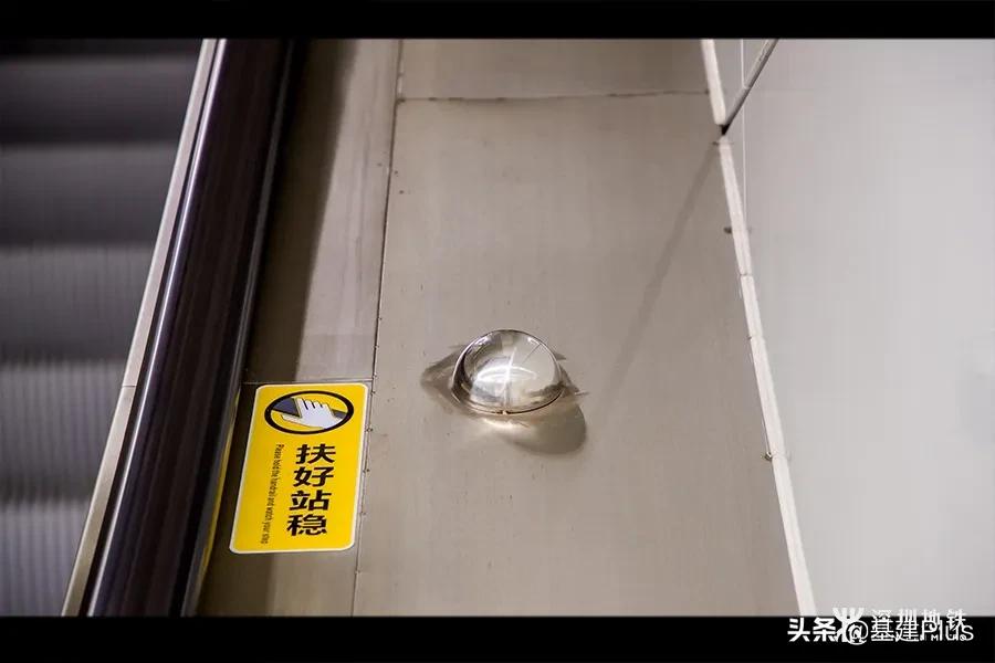 北京地铁扶梯上的脚印标识是啥意思？揭秘背后的安全玄机！