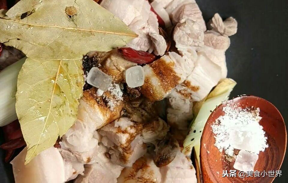 婆婆边抱孙子边帮忙包饼