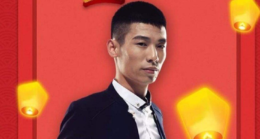 蔡磊用眼控仪和儿子交流围棋