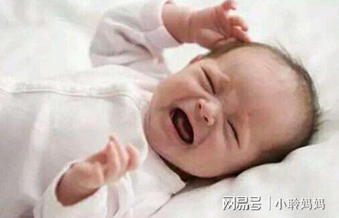 监控记录下两岁宝宝自铺被褥哄睡