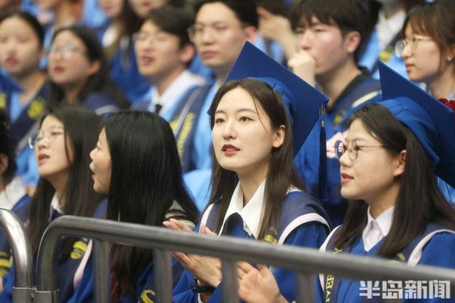 带着我的小狗上台参加毕业典礼