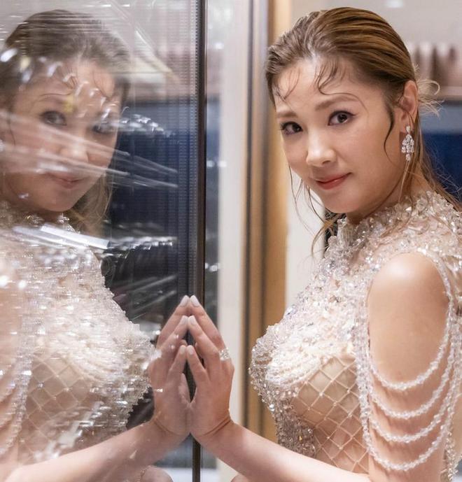 马筱梅婚礼前夜入住酒店 穿镶钻礼服