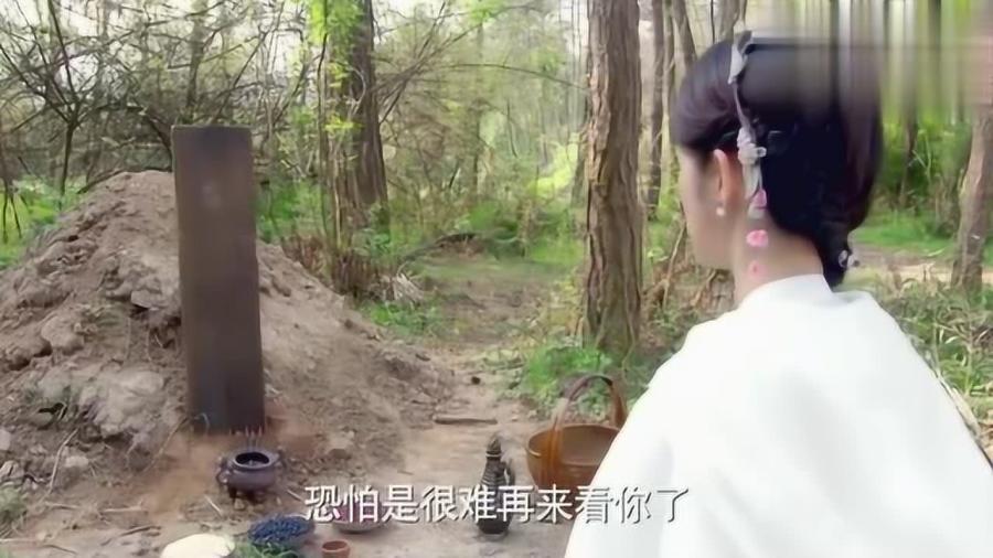 龙麻子带女友跪在父亲坟前落泪