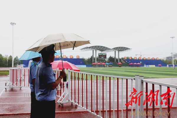 长沙一职校学生在操场淋雨考试