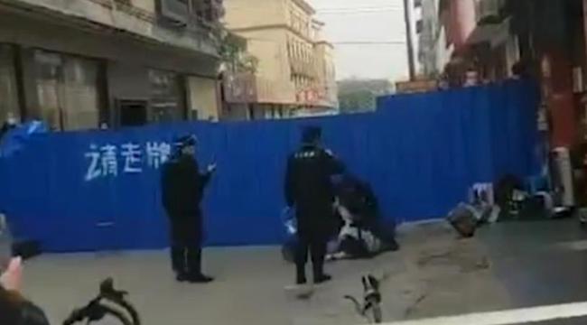 翻栏插队被民警薅回