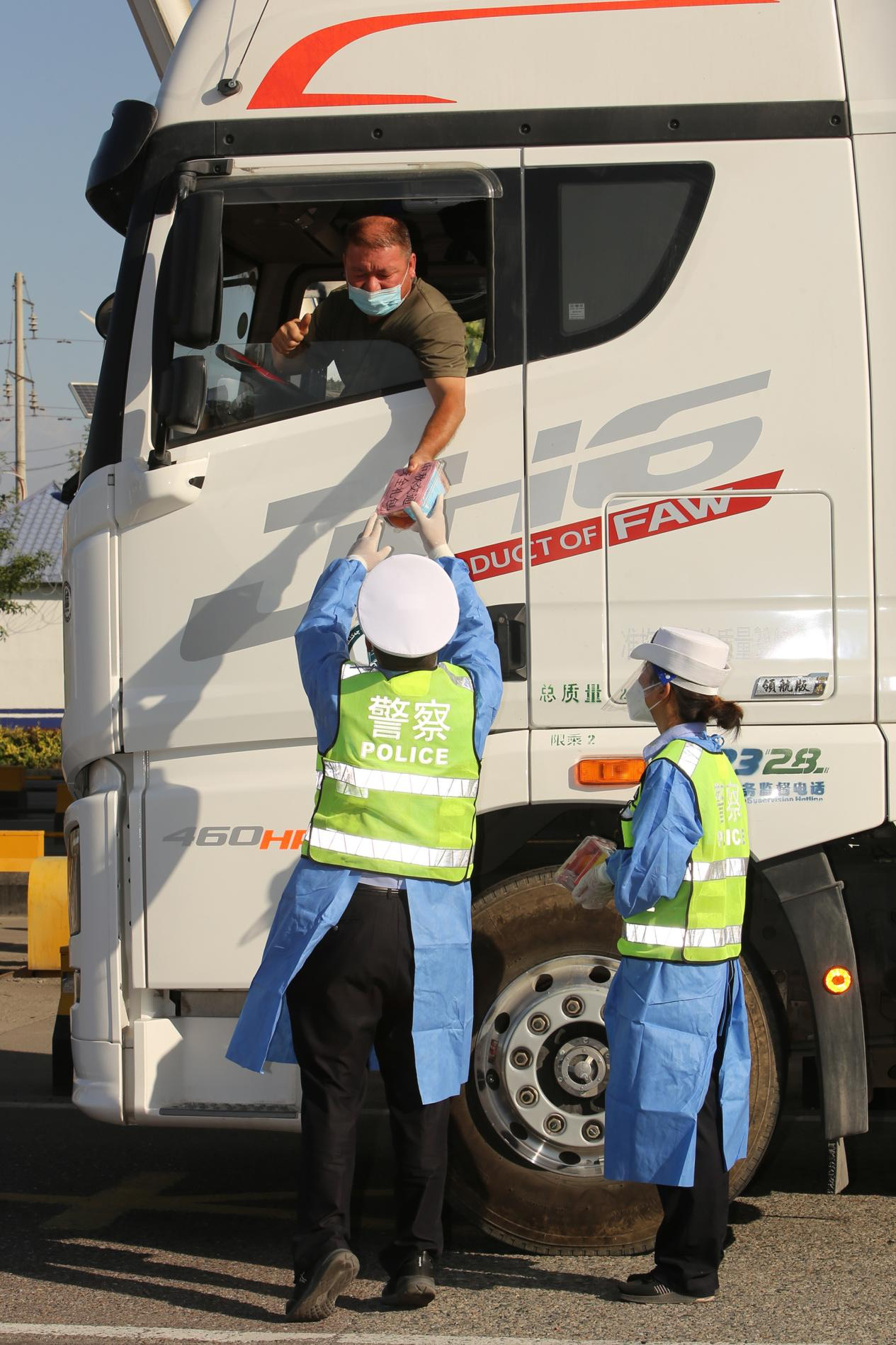 被戴手铐送上急救车