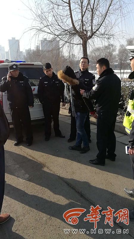 男子翻护栏插队被警察叔叔一把薅回