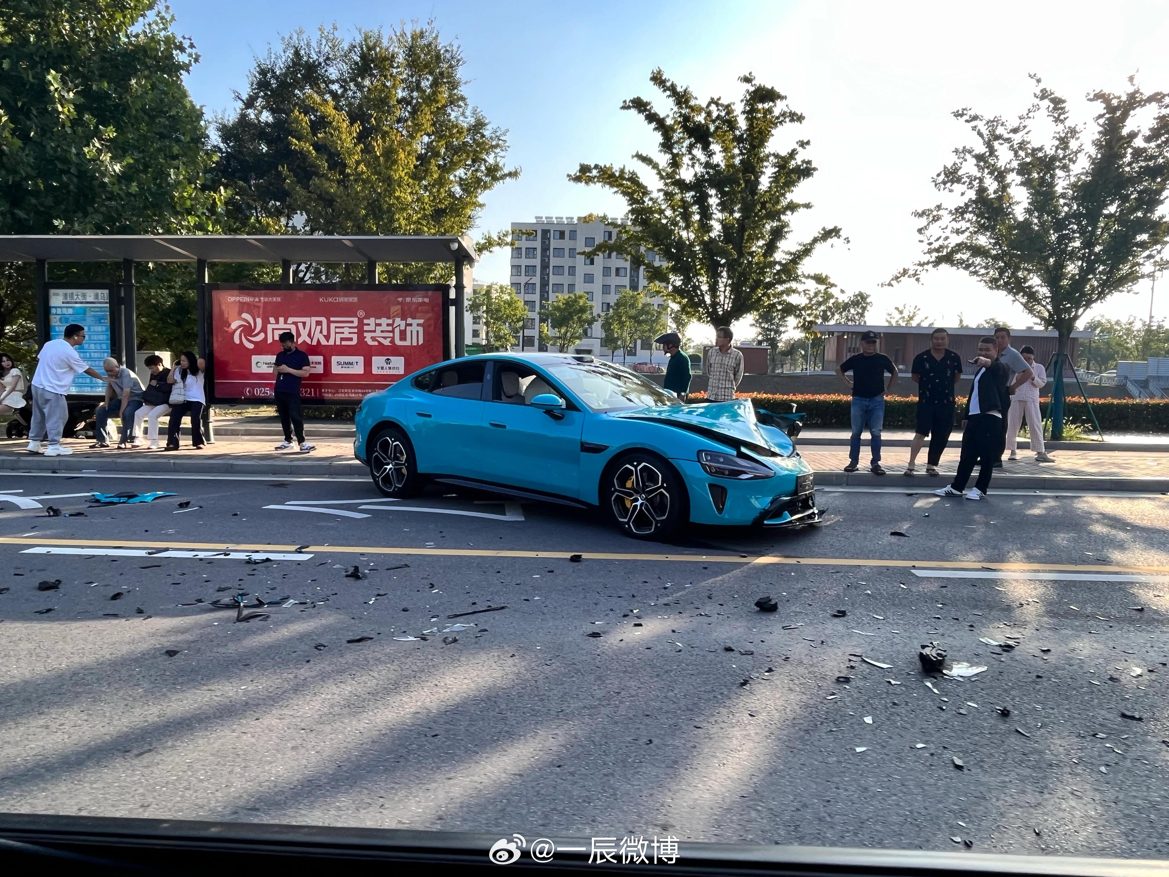 小米SU7发生车祸致人伤亡 交警回应