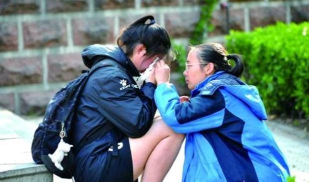 男子高考640分辅导女儿沉默60秒：父爱如山，教育之路的深刻反思