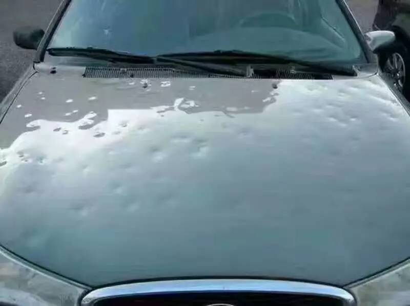 西安冰雹致百车被砸