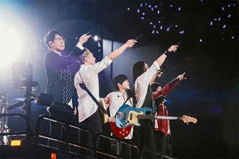96岁李嘉诚坐轮椅看五月天演唱会