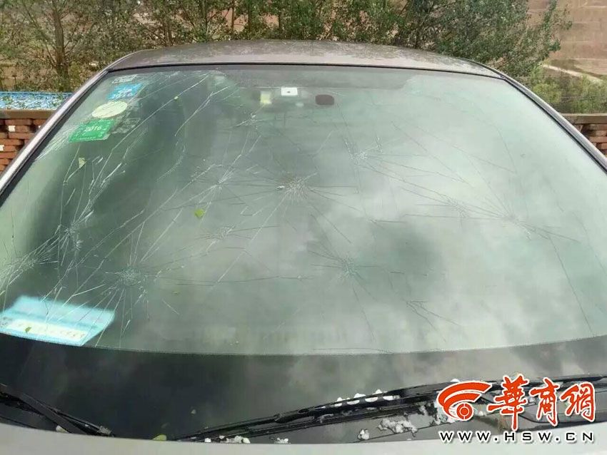 西安冰雹致百车被砸