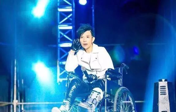 李嘉诚轮椅看演唱会