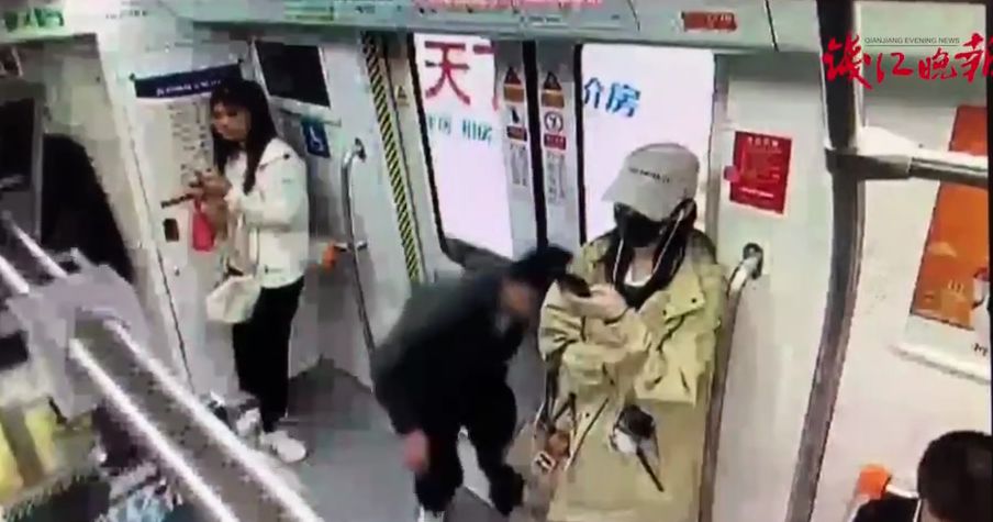 聋哑司机偷拍大量女乘客 配低俗文字