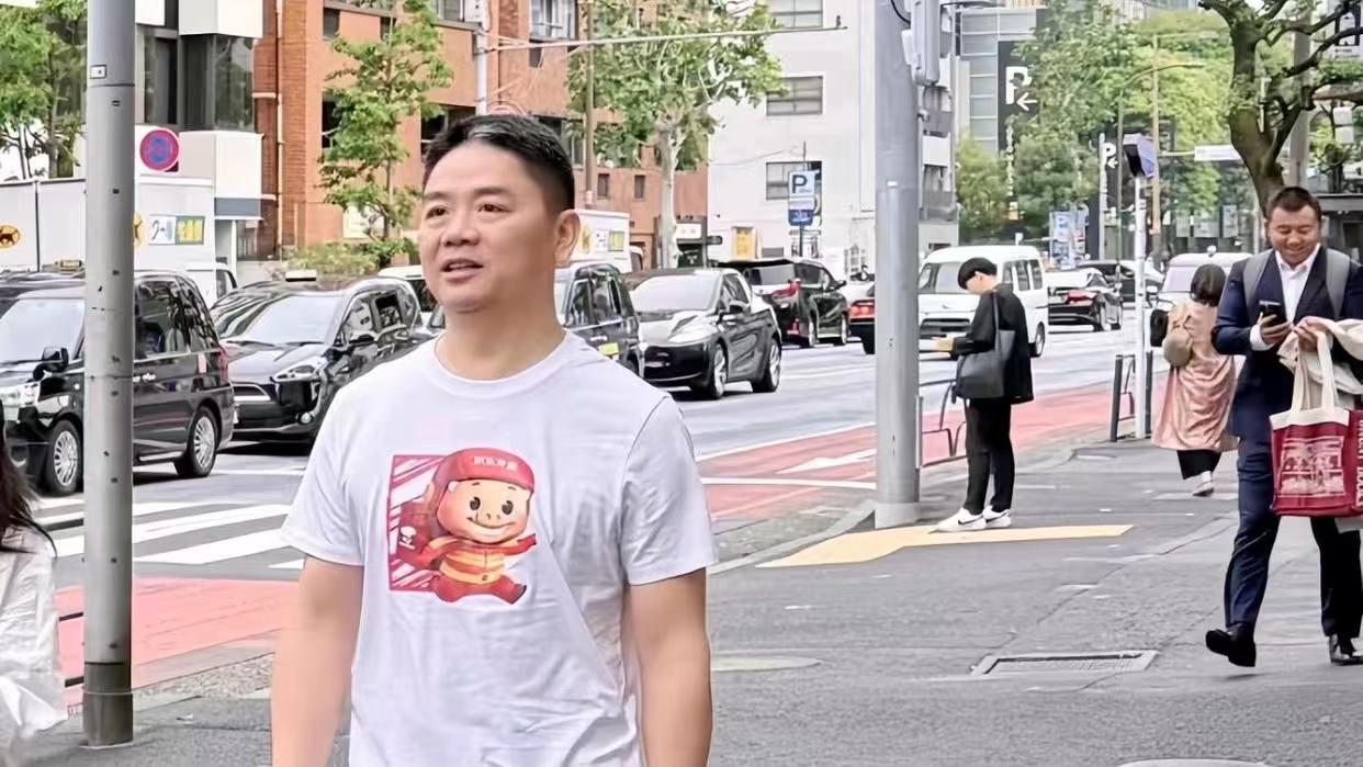 刘强东穿猪猪侠T恤现身日本