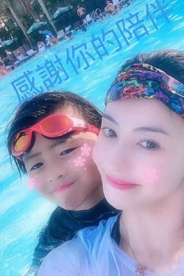 张柏芝三胎儿子罕露面身高惊人