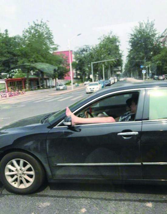 货车司机让行婚车 新郎探窗递烟致谢