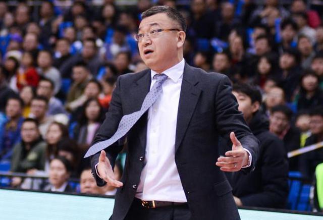 媒体人：不敢用年轻人的教练都该下课
