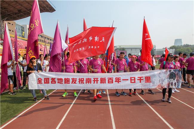 学校将校长聊天记录投屏到地铁站