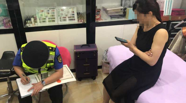 90后女店主直播给鸡屁股拔毛火了