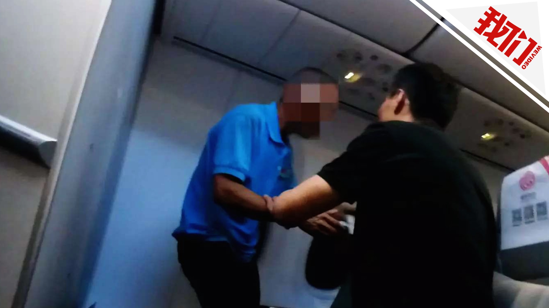男子打开飞机安全出口 被警方带走