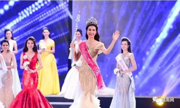 黄杨钿甜成人礼戴的耳环230万