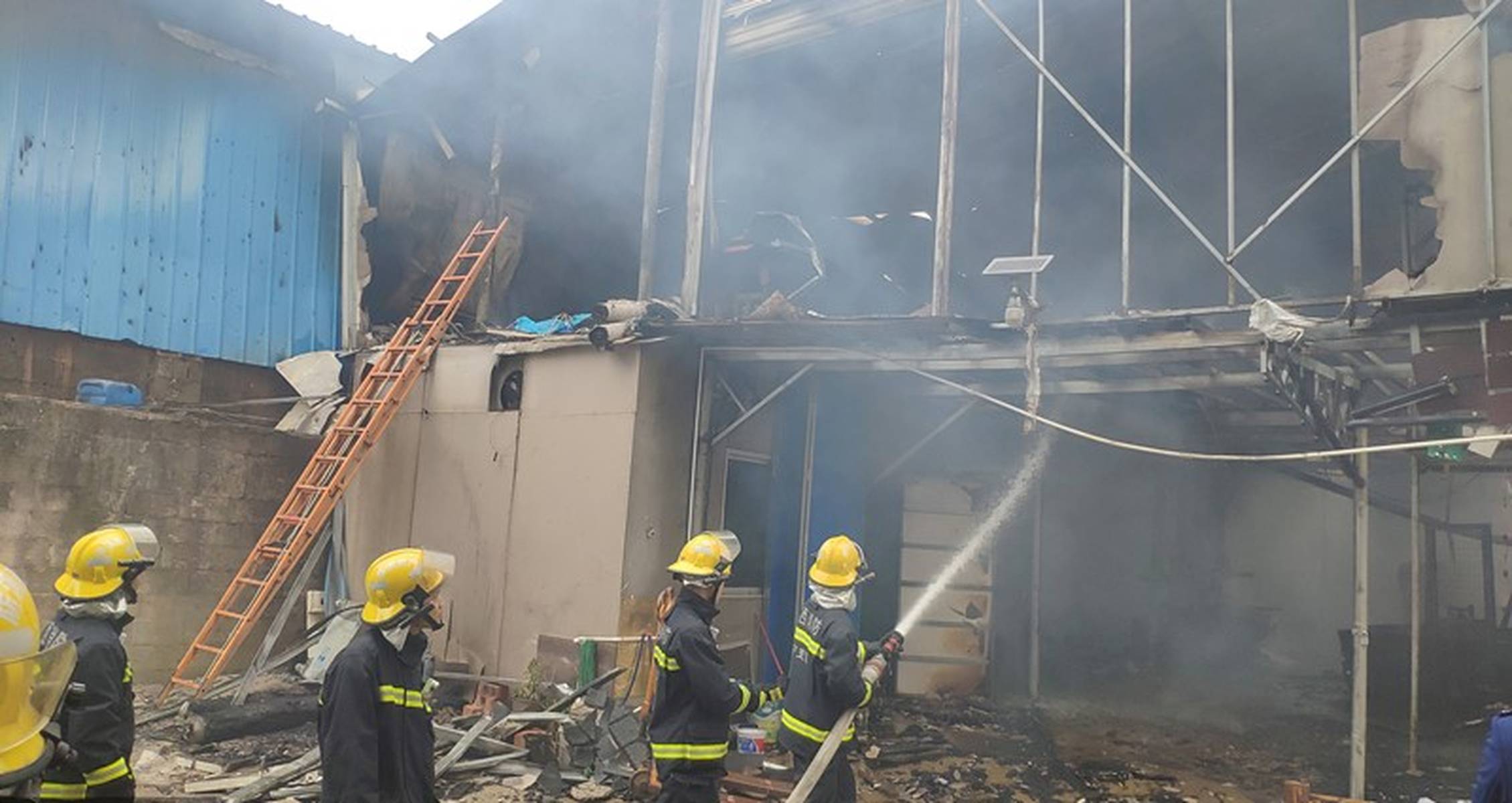 在建工地起火2死1伤