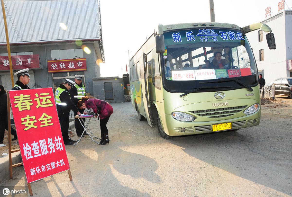 巴士坠崖致22人死亡