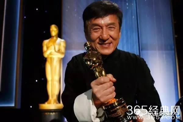 71岁成龙头发花白戴老花镜