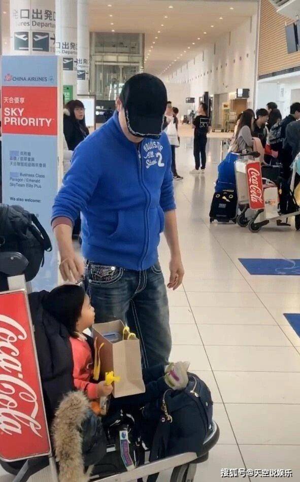 女子得罕见病 皮肤可拉伸如橡皮人