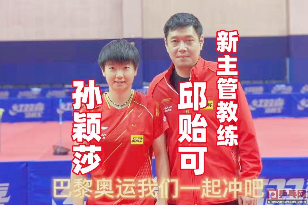 邱贻可辟谣场边嗑瓜子