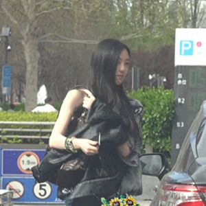 王菲女儿李嫣罕见露面