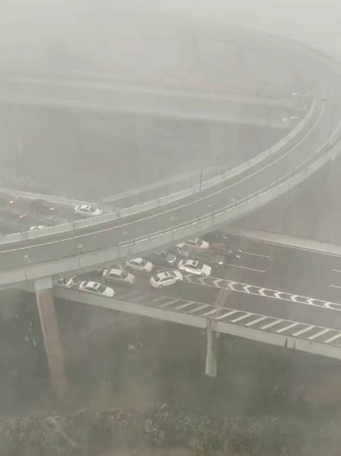 桥下躲冰雹致堵车该不该担责