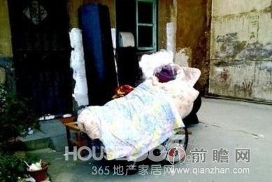 男孩当街杀8旬老妇