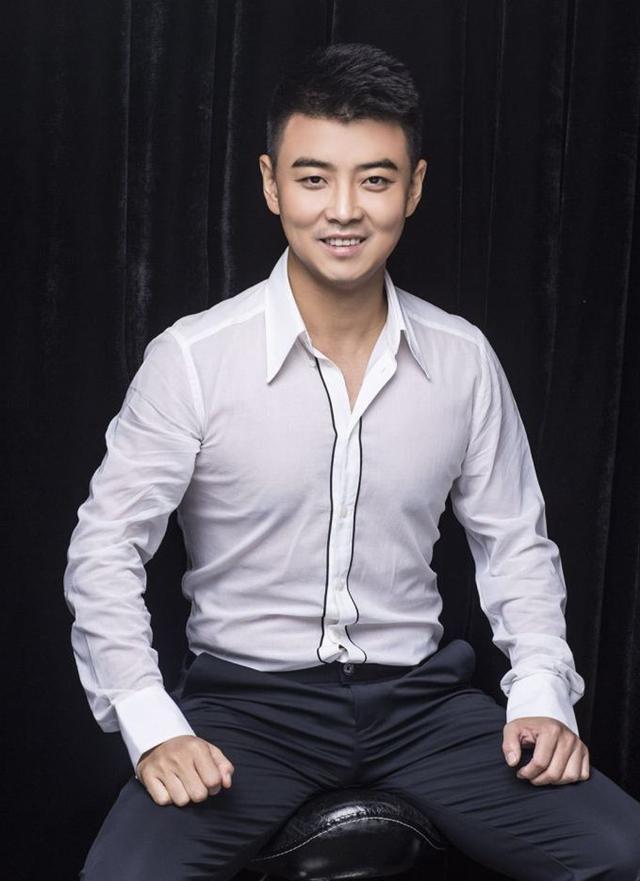 马龙一家四口观战CBA总决赛：家庭与篮球的完美碰撞！
