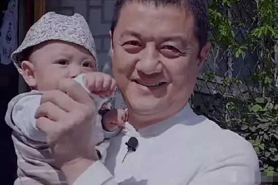 李亚鹏妻子称经济不好要换小房子