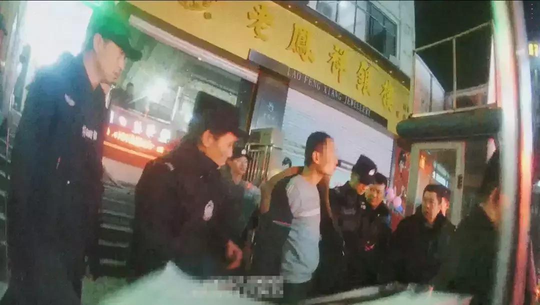 男子持刀刺伤女子