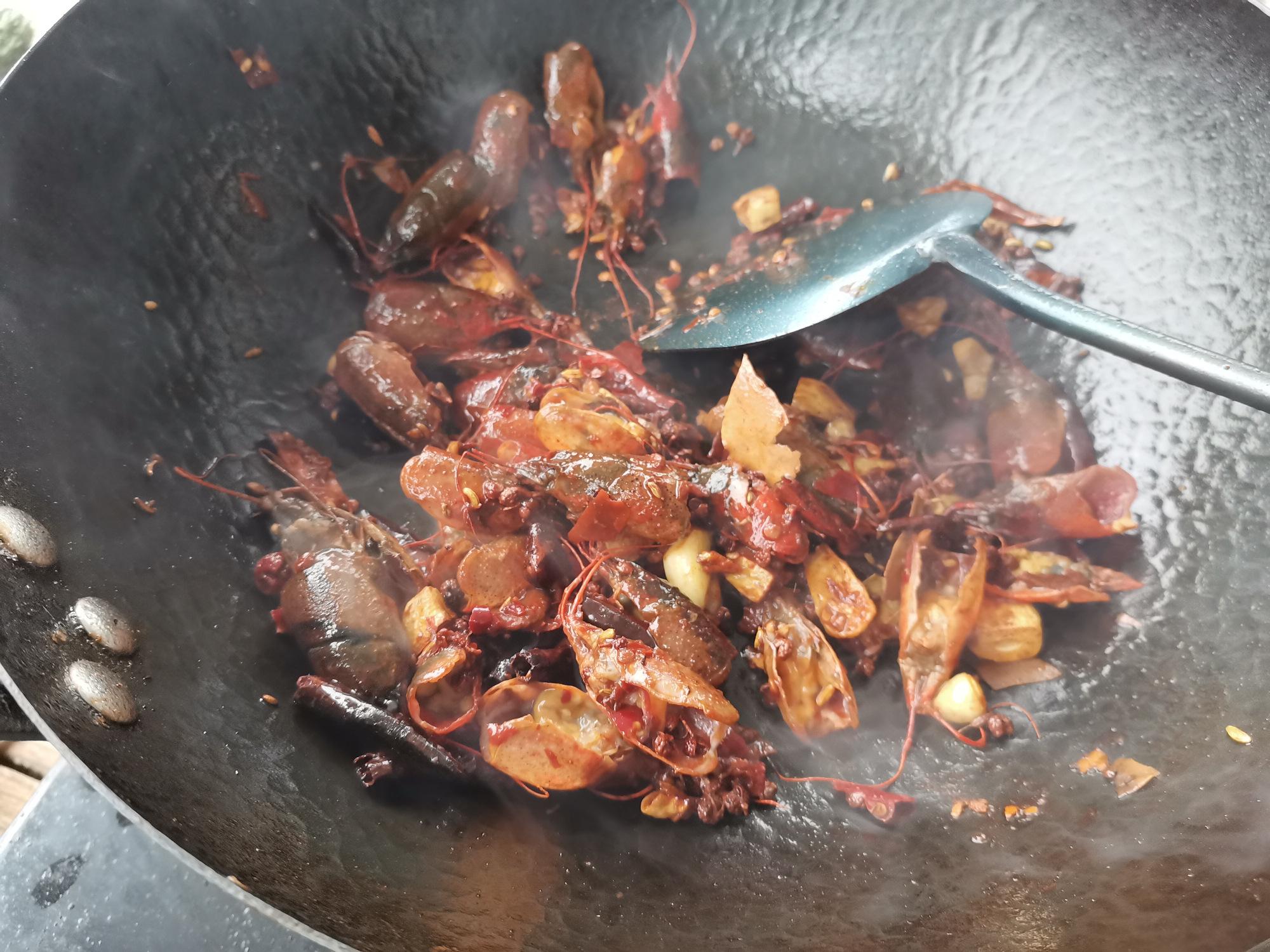 女子吃生腌小龙虾 吸虾头惊呆网友