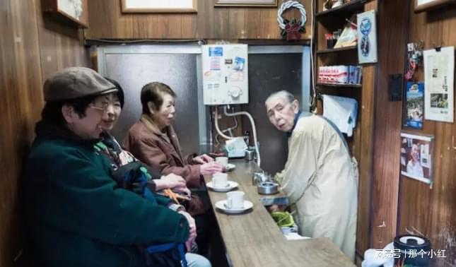 老人银行办业务发病离世 家属发声