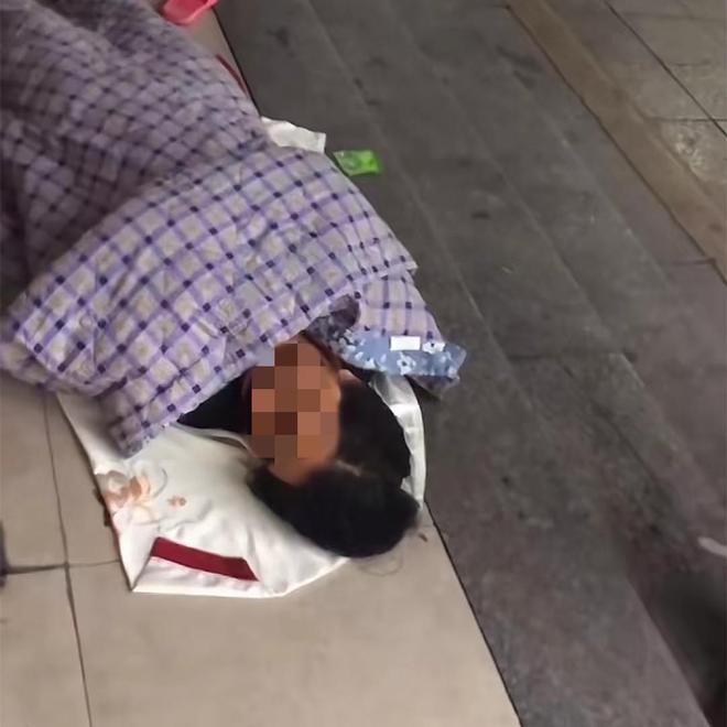 广东多名中学生出操被地面烫伤