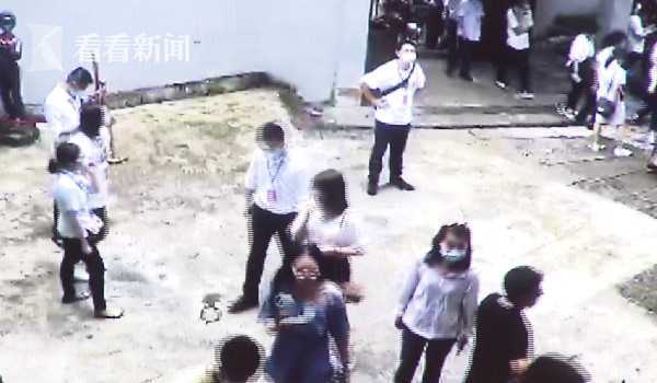 男子失踪7年被找到 正躺桥洞玩手机