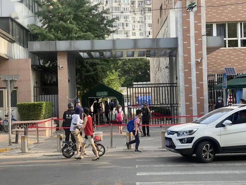 北京海淀一小学门口发生车辆撞人