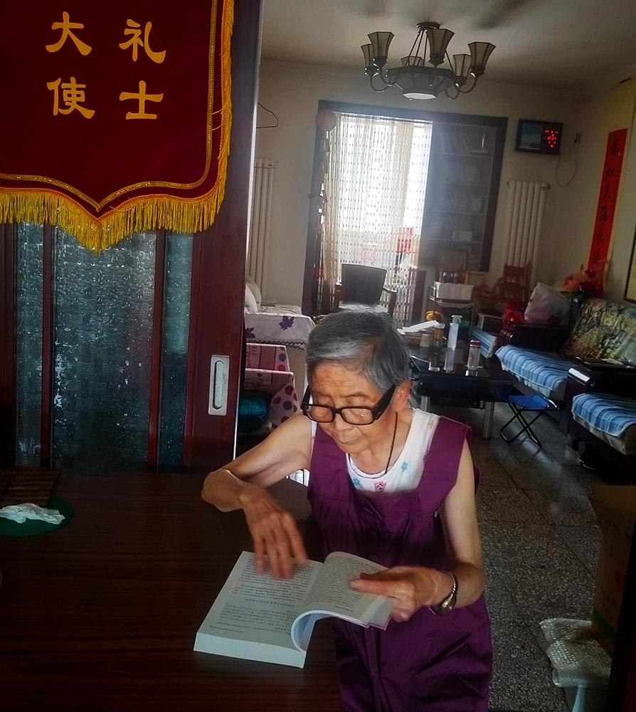 盲人体验小米汽车致手指骨折