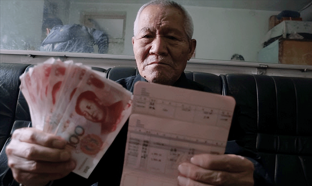 病重老人银行取钱去世 家属发声